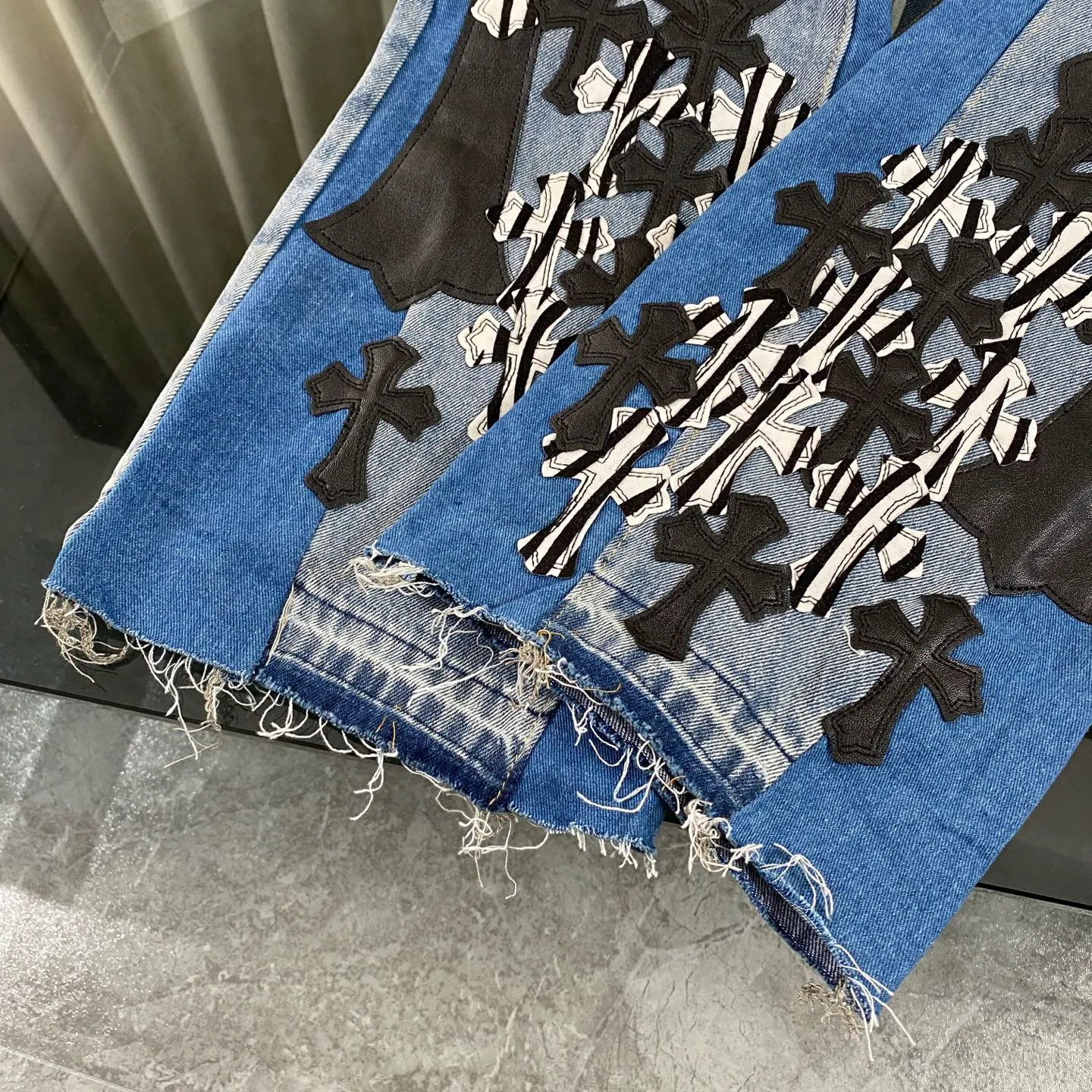 P270 CH Chromehearts zebra black and white cross patch patchwork jeans, priced at 34W level, patchwork cross pattern embellishment, washed jeans! ! An absolutely high-end luxury product, a 1.9W-level god-level single product, a super popular product, made by top heavy industry, a magic weapon that cannot be missed! [About Zangyin] This is an extremely luxurious fashion brand that can also be called the aristocracy of the high street. It has always been an exclusive brand for some hipsters or rich second generations. Compared with ordinary high streets, it is more luxurious and noble. Compared with luxury brands, it is more fashionable and individual. It has always been a brand that I have a special liking for. [Top heavy industry fashion design] Consistently high-street luxury style. Speaking of this style, the Zangyin family and GU family are definitely the leading representative brands. Especially the Zangyin family has really achieved a state-of-the-art effect in creating high-street style. The unique washed material is used to create this style. The color system is already quite eye-catching. After it is decorated with patchwork cross flowers, it cleverly highlights the charm of the brand. Secondly, this style uses classic The high-waist cutting design highlights the long legs and fashionable temperament of the upper body. The brand is highly recognizable and the slim fit configuration is more suitable for daily wear. It is a product that interprets personality, fashion, and specifications at a glance. This single product is enough to make any fan excited. It can be a white T-shirt for a youthful college style, or a tight suspender for a royal style. It has strong matching ability and can be easily controlled by men.  [Materials and craftsmanship] Needless to say, this point goes without saying. As an excellent craftsman brand, Zangyin’s requirements for details and craftsmanship are really perfect. The washed color of this model has gone through so many processes, not to mention the embellishment of denim appliques. It is also purely hand-made and sewn. Just like what they believe in, only hand-made things have soul and have the meaning of wear. A top-notch heavy-duty fashionable denim item, I look forward to your perfect interpretation! !  Color: black gray Size: 28-36